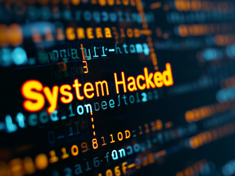 Bildschirm mit den Worten System Hacked und Code