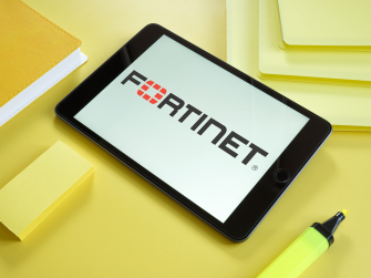 Fortinet-Logo auf Tablet-Bildschirm