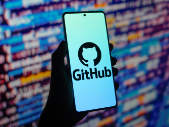 Handy mit GitHub Logo und Code im Hintergrund